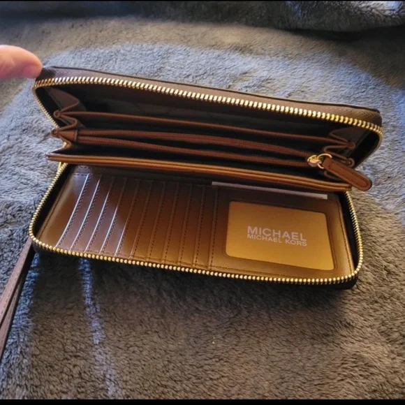 New Michael Kors Jet Set Travel Dark Brown Zip-Around Wristlet Wallet - Picture 3 of 5